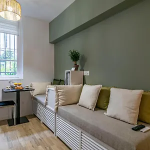 https://design-and-quiet-studio-on-wooded-courtyard.fr-paris.fr